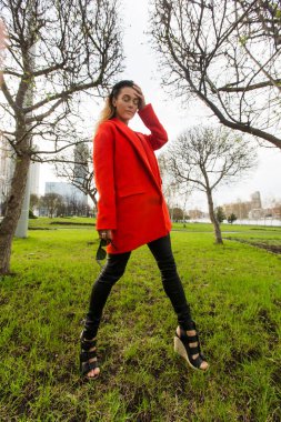 Kırmızı elbiseli kadın A harfi duruyor