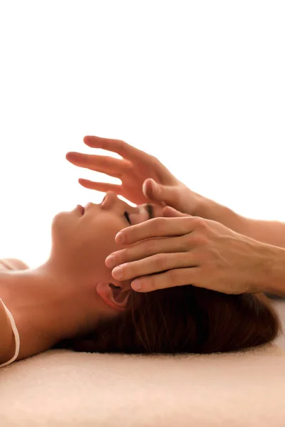 Massagem facial Close-up de uma mulher no Spa — Fotografia de Stock