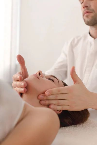 Maestro hace masaje al cliente sobre fondo blanco —  Fotos de Stock