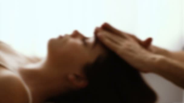 Closeup μασέρ κάνει μασάζ προσώπου γυναίκα θολή — Αρχείο Βίντεο