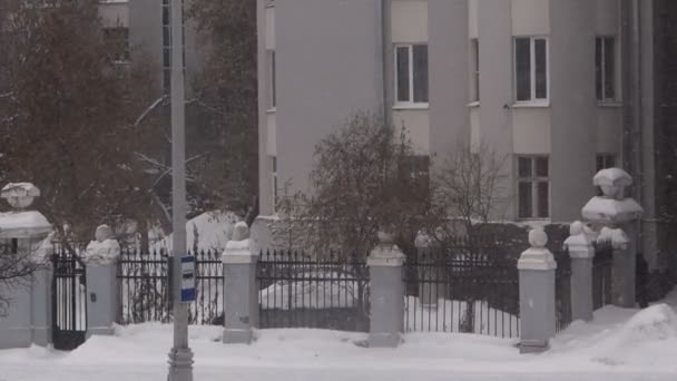 Hiver en ville, vue sur une maison — Video