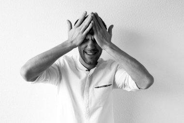 Gözleri üzerinde el ile iş adamı