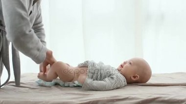 Anne oğlunu bezini değiştirir