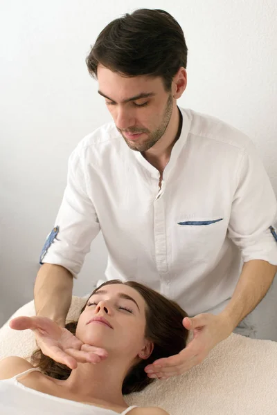 Meister tut Massage zu Client auf weißem Hintergrund — Stockfoto