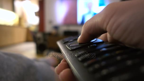 Primer plano de una mano sosteniendo un mando a distancia — Vídeos de Stock