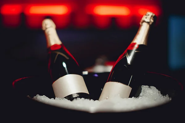 Zwei Flaschen Champagner in einem Eimer — Stockfoto