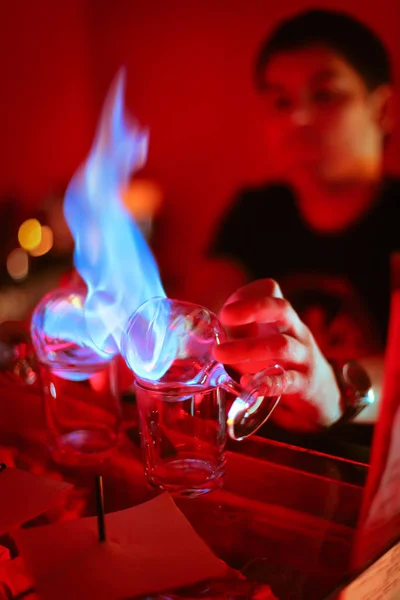 Barman brûlant Sambuca au bar — Photo