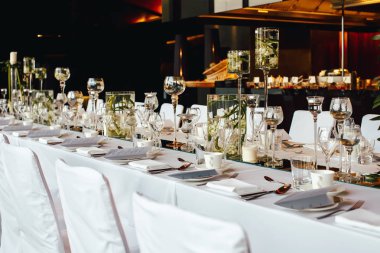 Tablo kaplı, Restoran bir ziyafet için servis