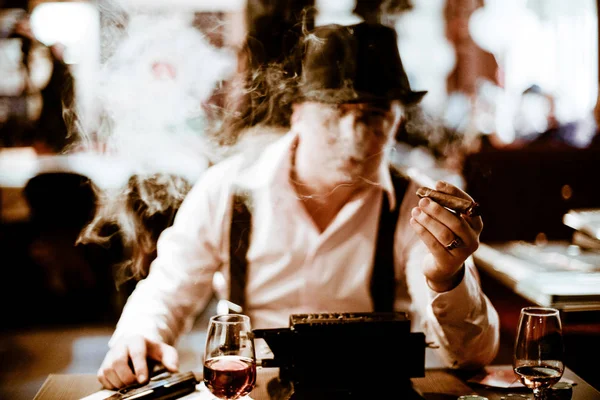 Gangsterów, siedzi i palący cygaro przez dym — Zdjęcie stockowe