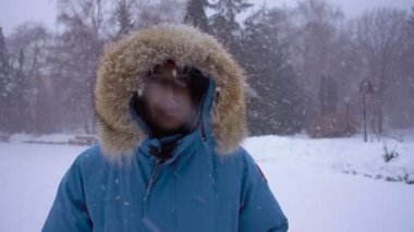 Bir kar yağışı sırasında bir adam portresi