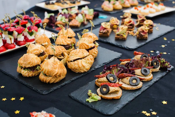 Deliciosos lanches diferentes em espetos close-up — Fotografia de Stock