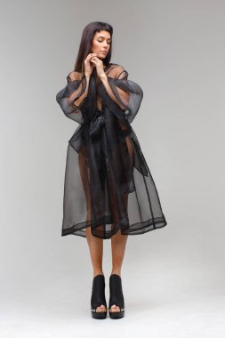 Utangaç modelde aydınlık sabahlığı ve büyük Ayakkabı