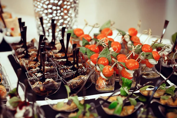 Saladas de aperitivos com garfos e tomate cereja — Fotografia de Stock