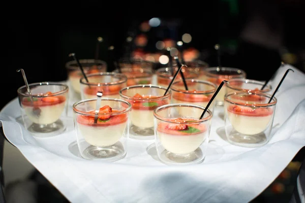 Postres panna cotta con fresa en vasos —  Fotos de Stock