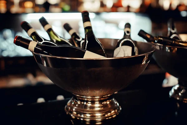 Viele Flaschen Wein in der Metallschale in Großaufnahme — Stockfoto