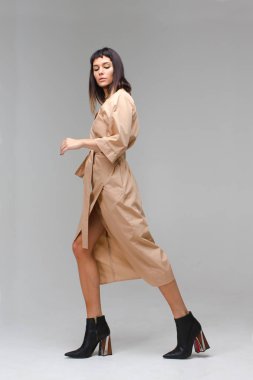 Adımları, go away yapıyor kadın gösterir