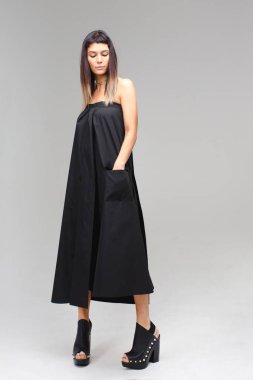 Kız kalıyor ve elini cebine aşağı bakıyor