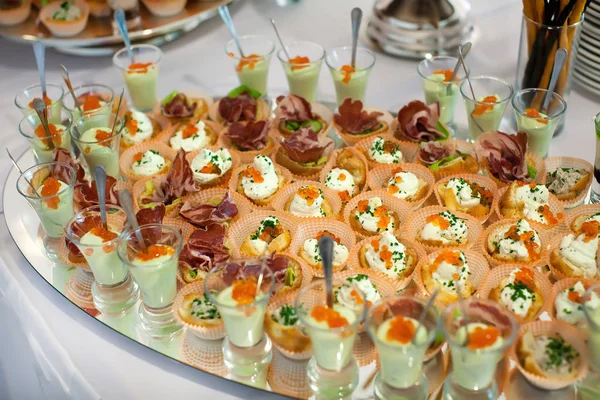 Tartlets com caviar vermelho close-up — Fotografia de Stock