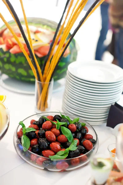 Тарелка с оливками крупным планом — стоковое фото