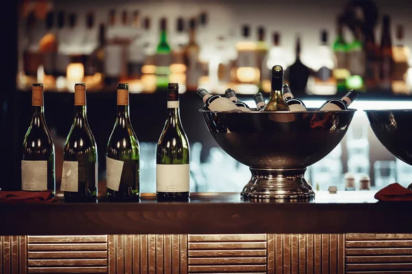Beaucoup de bouteilles de vin dans le bol en métal sur le bar — Photo