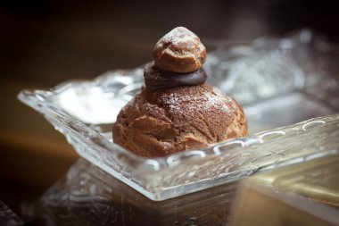 Çikolatalı profiterol pasta yakın çekim