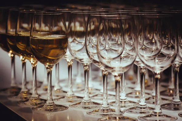 Viele Gläser mit Weißwein — Stockfoto