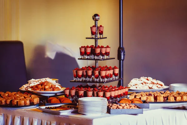 Век цветных десертов печенья крупным планом — стоковое фото