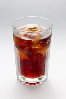 Bir bardak kola ROM, cocktai buz küpleri ile cam
