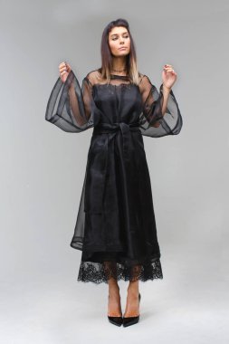 Studio iç giyim tarzı elbiseli kız