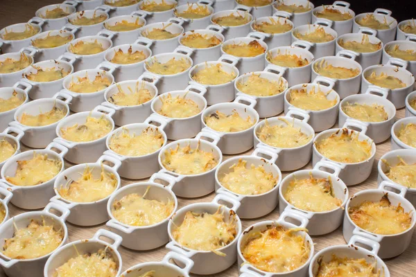 Buffet de julienne fondue queijo derretido — Fotografia de Stock