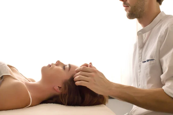Primer plano de masajista haciendo masaje cliente —  Fotos de Stock