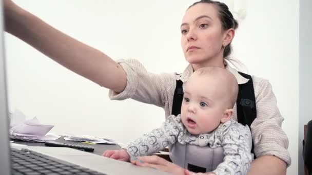 Madre trabajando con su bebé en casa — Vídeo de stock