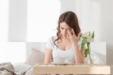 Kahve kupa ile yatakta erkek