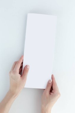 Masanın üzerinde yatan beyaz kağıt klasör