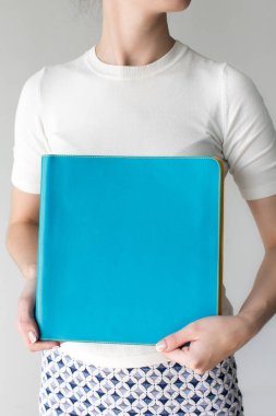 Kadın holding mavi kağıt klasör