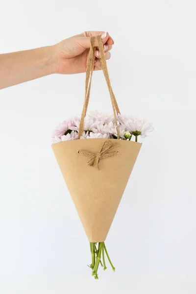 Blumen in beiger Papierverpackung — Stockfoto