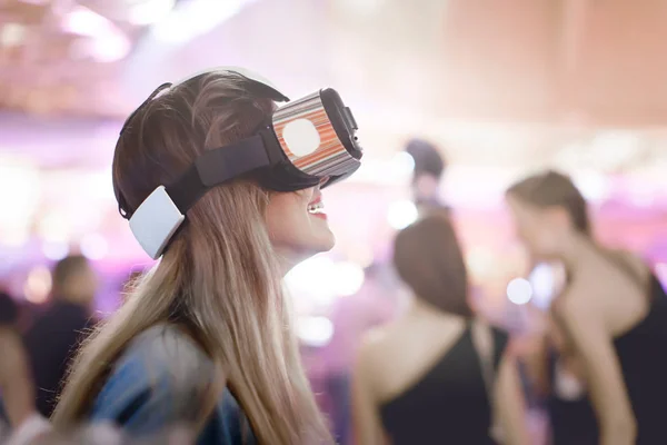 Mujer con gafas de realidad virtual — Foto de Stock