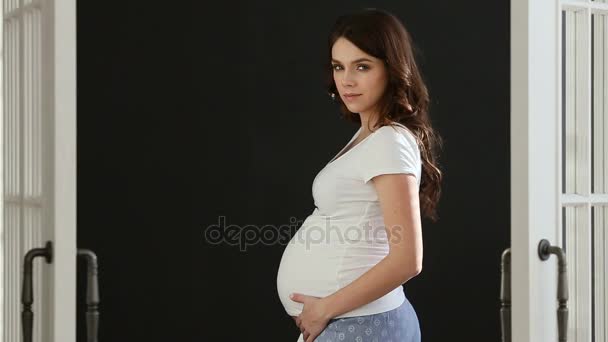 Hamile kadın arıyorum kameraya poz — Stok video
