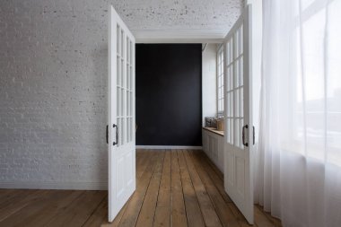 Boş odada beyaz kapılarını açtı