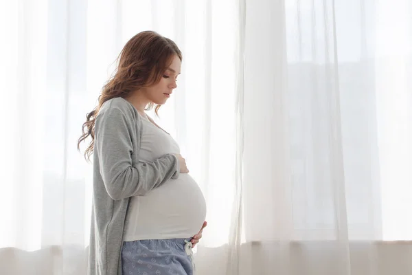 Schwangere berührt Bauch — Stockfoto