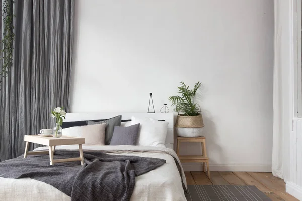 Interieur van witte en grijze gezellige slaapkamer — Stockfoto