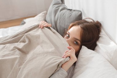 Kadın yalan battaniye ile örtülü