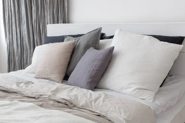 Säng med grå och vita sängkläder — Stockfoto