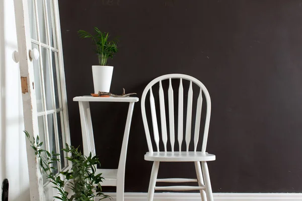 Interieur ingericht met stoel, tafel met bloemen — Stockfoto