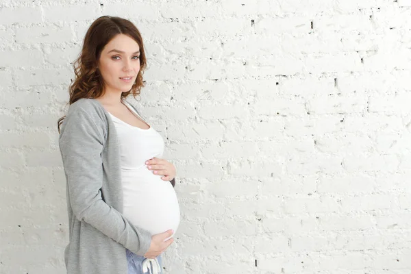 Wanita hamil berpose di kamera — Stok Foto