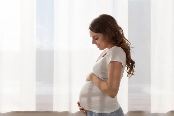 Wanita hamil menyentuh perut — Stok Foto