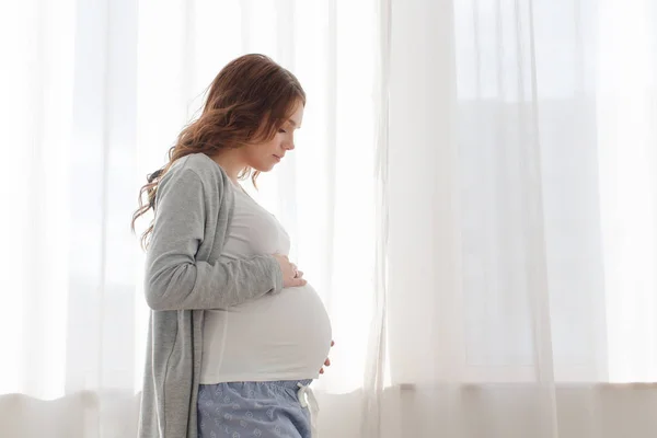 Mulher grávida tocando barriga — Fotografia de Stock