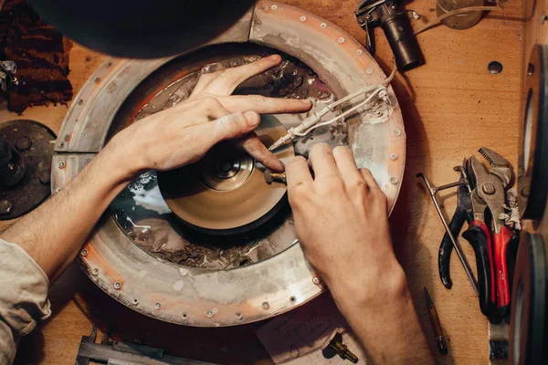 Jewellery polishing a stone blue cubic zirconia — Stock Photo, Image