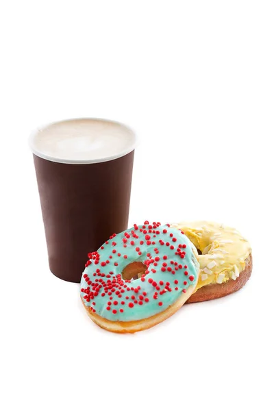 Xícara de café com saborosos donuts isolados — Fotografia de Stock