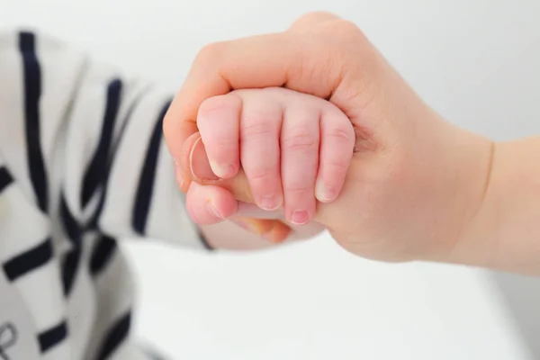Un niño sosteniendo la mano del padre — Foto de Stock